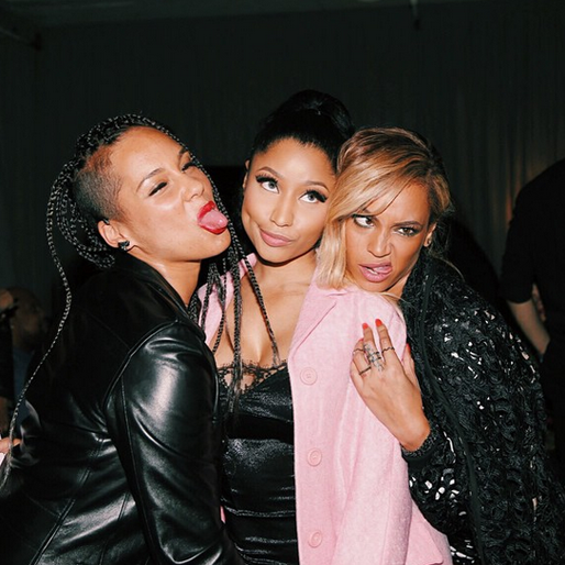Alicia Keys, Nicki Minaj och Beyoncé gör grimaser. Alicia Keys, Nicki Minaj och Beyoncé gör grimaser.